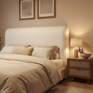 Housse de tête de lit effet cuir blanc dans une chambre cosy en soirée