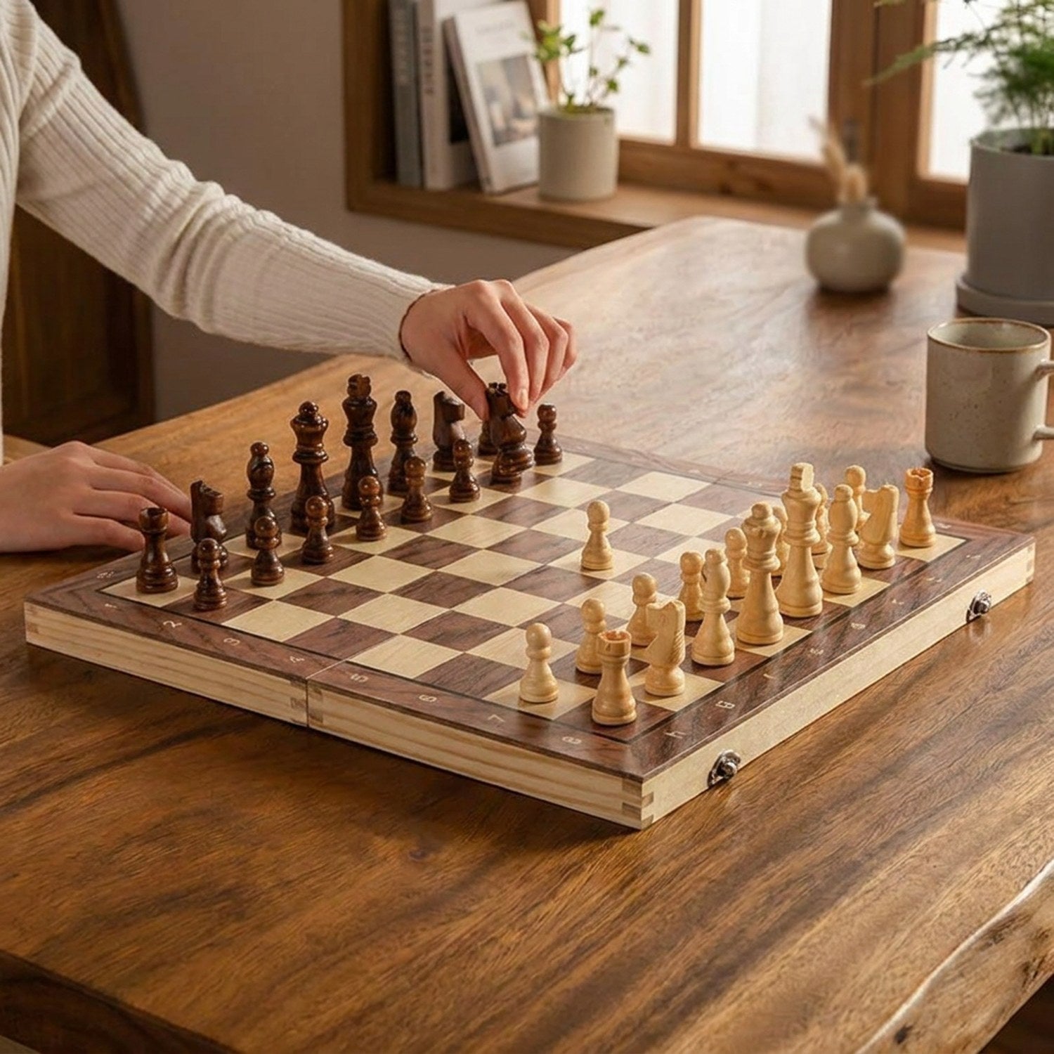 Deux joueurs disputant une partie sur l'échiquier en bois posé sur une table de salon