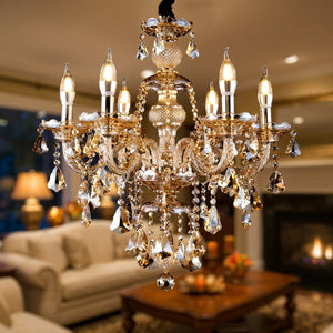 Lustre en cristal K9 doré allumé dans un salon élégant le soir