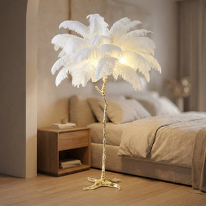 Lampadaire en plumes d'autruche allumé dans une chambre cosy près du lit