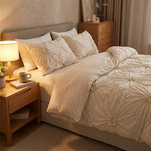Parure de lit beige texture fleurs froncées sur un lit avec lampe de chevet chaleureuse