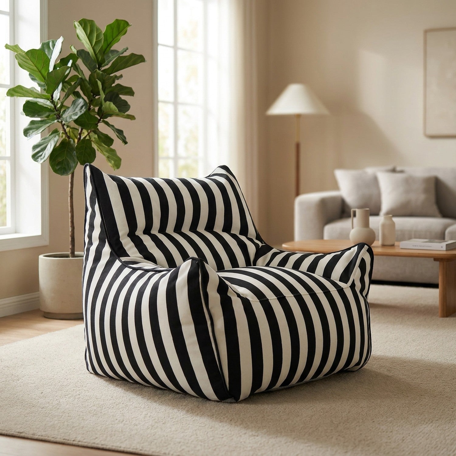 Housse de fauteuil pouf à rayures noires et blanches dans un salon contemporain