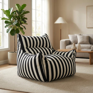 Housse de fauteuil pouf à rayures noires et blanches dans un salon contemporain