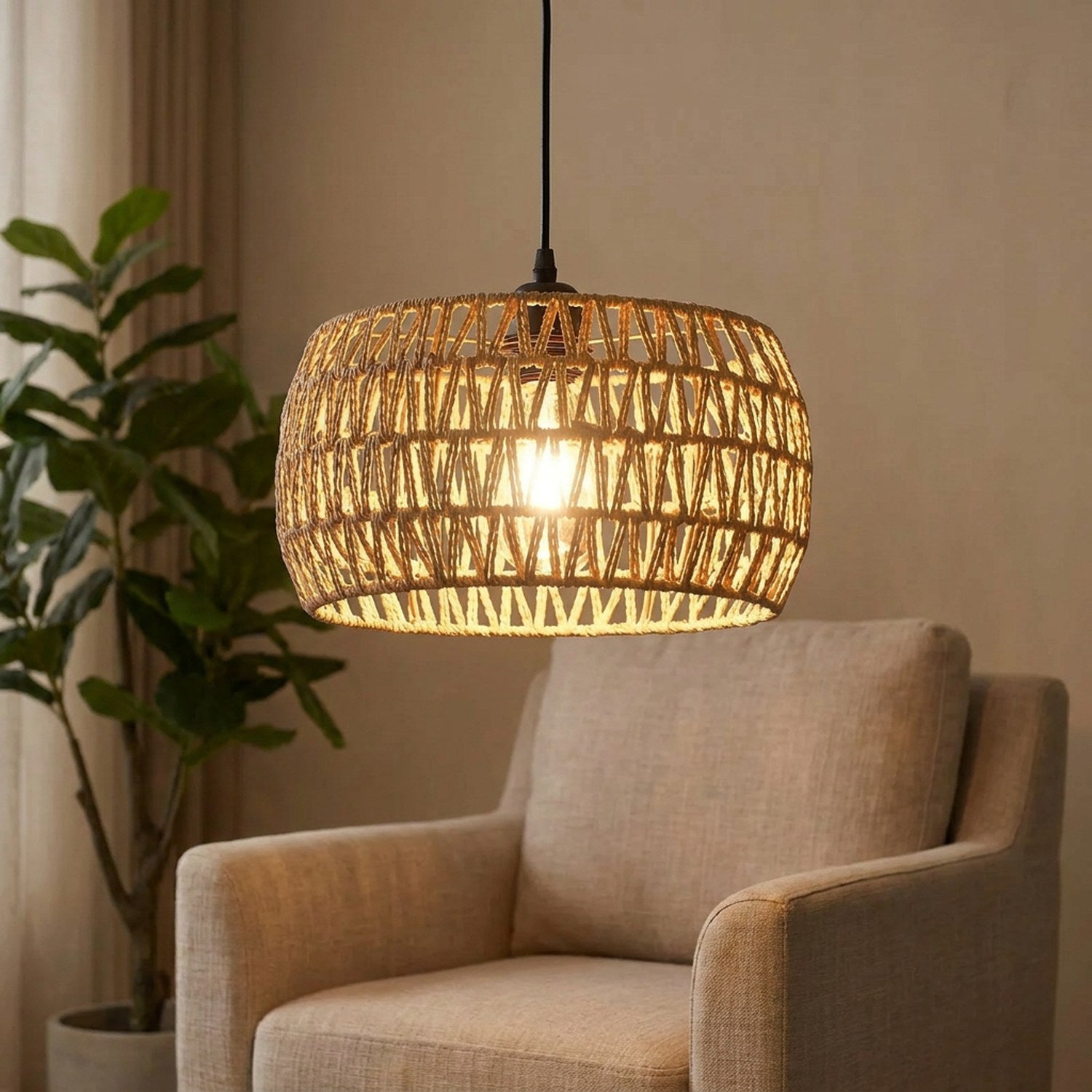 Abat-jour bohème en fibre naturelle suspendu dans un salon cosy