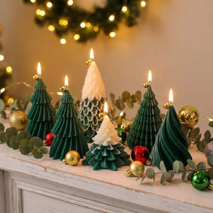 Bougies sapin de Noël allumées sur une cheminée avec eucalyptus et boules dorées