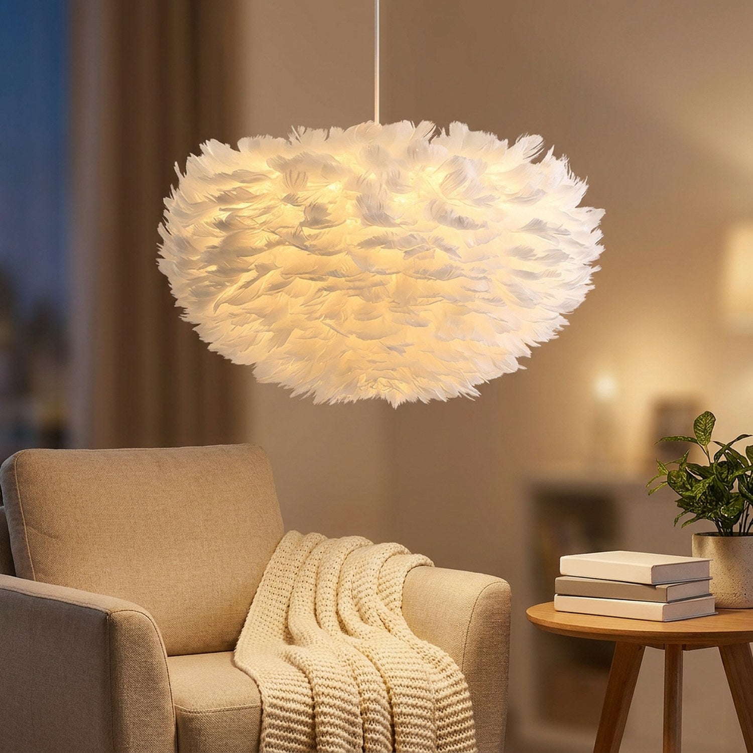 Suspension boule en fausses plumes blanches allumée dans un salon cocooning avec plaid en maille