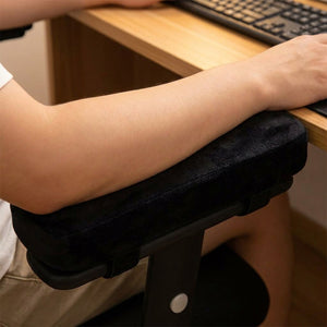 Avant-bras posé confortablement sur le coussin d'accoudoir noir près d'un clavier