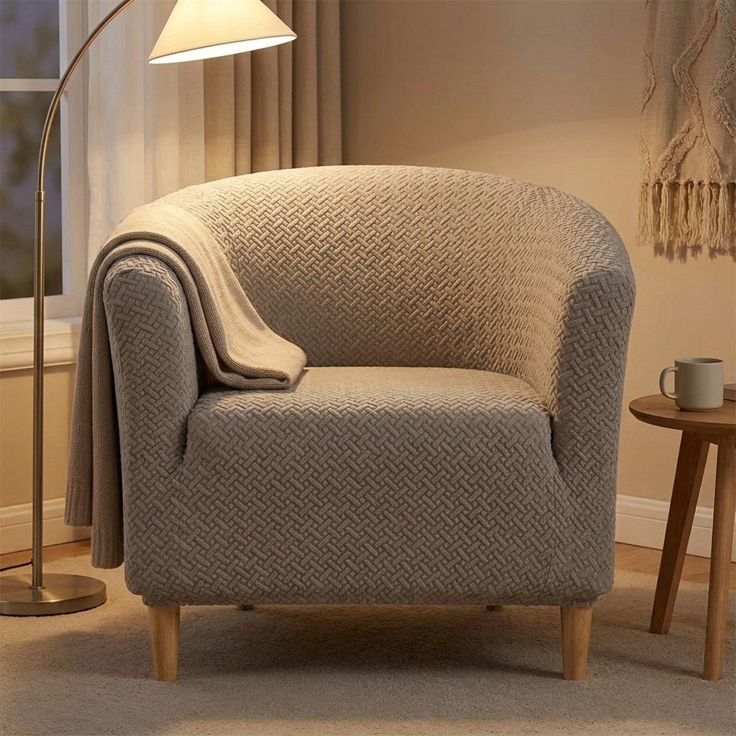 Housse de fauteuil club taupe sur un fauteuil dans un coin lecture avec lampadaire