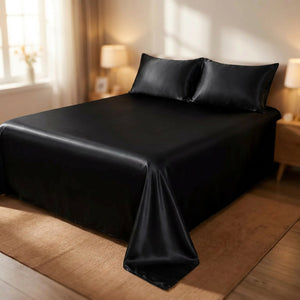 Drap housse en satin noir sur un grand lit dans une chambre lumineuse