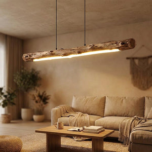 Suspension en bois naturel allumée dans un salon cosy au-dessus d'une table basse