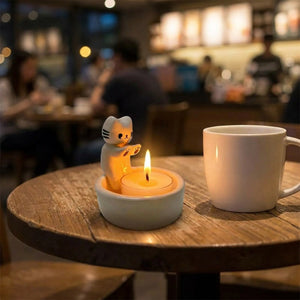 Bougeoir chat mignon avec bougie allumée sur une table de café chaleureuse
