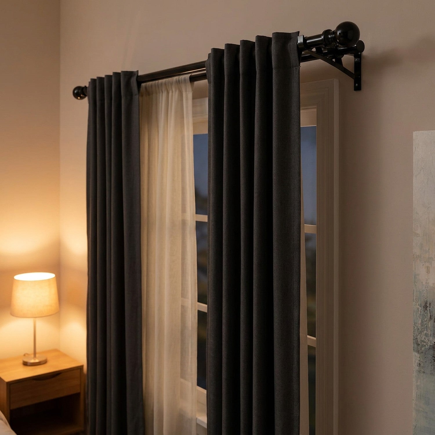 Tringle à rideau double noire dans une chambre cosy avec rideau occultant et voilage