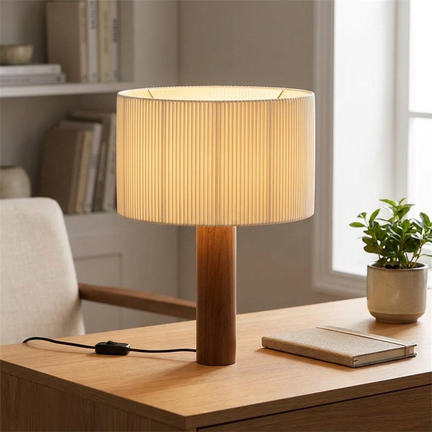 Lampe de table en bois avec abat-jour plissé sur un bureau minimaliste avec plante