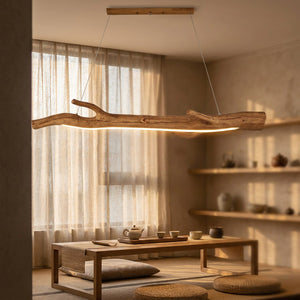 Lustre en résine noire suspendu dans un salon moderne avec canapé et lumière tamisée le soir