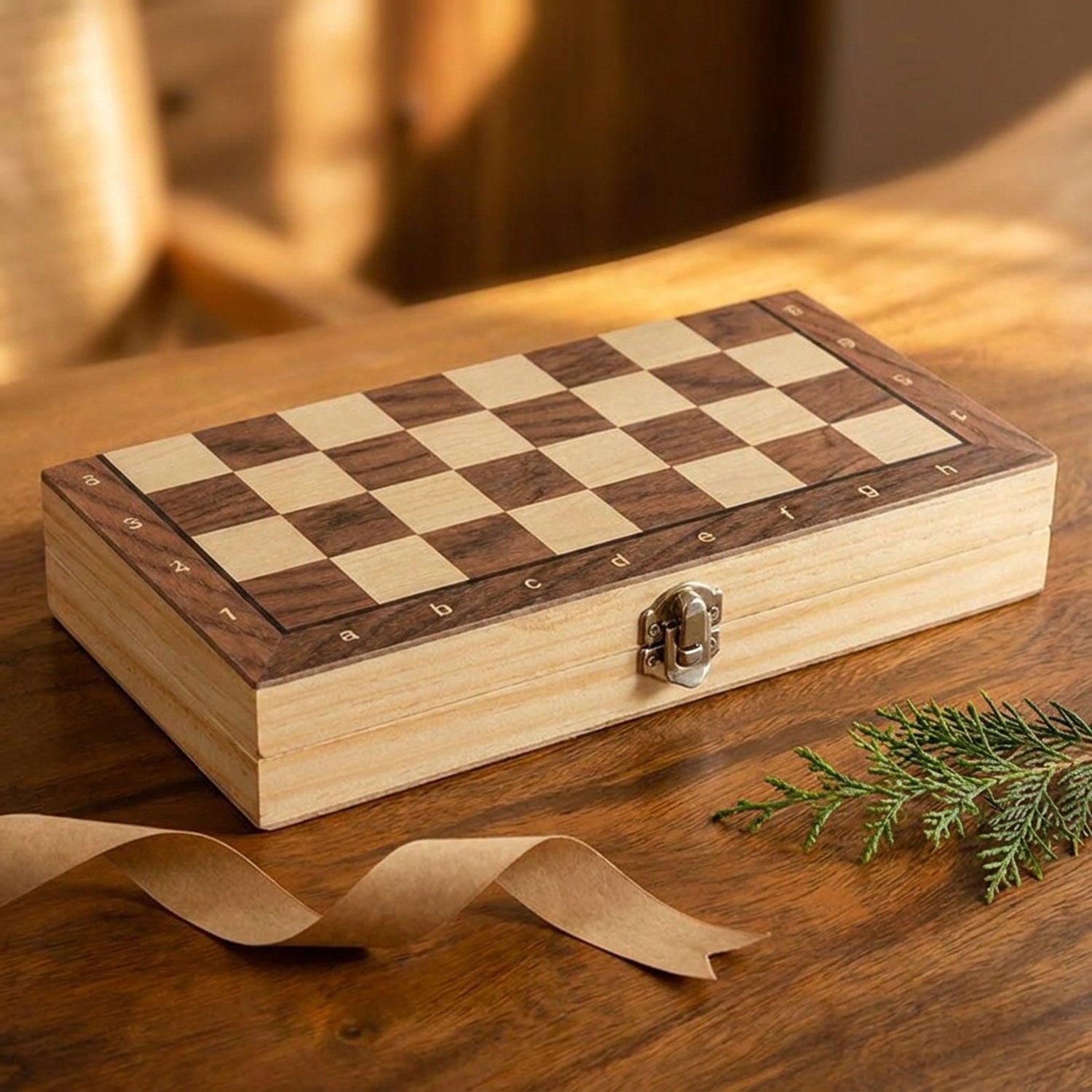 Jeu d'échecs en bois plié et fermé en boîte avec fermoir métallique présenté comme un cadeau