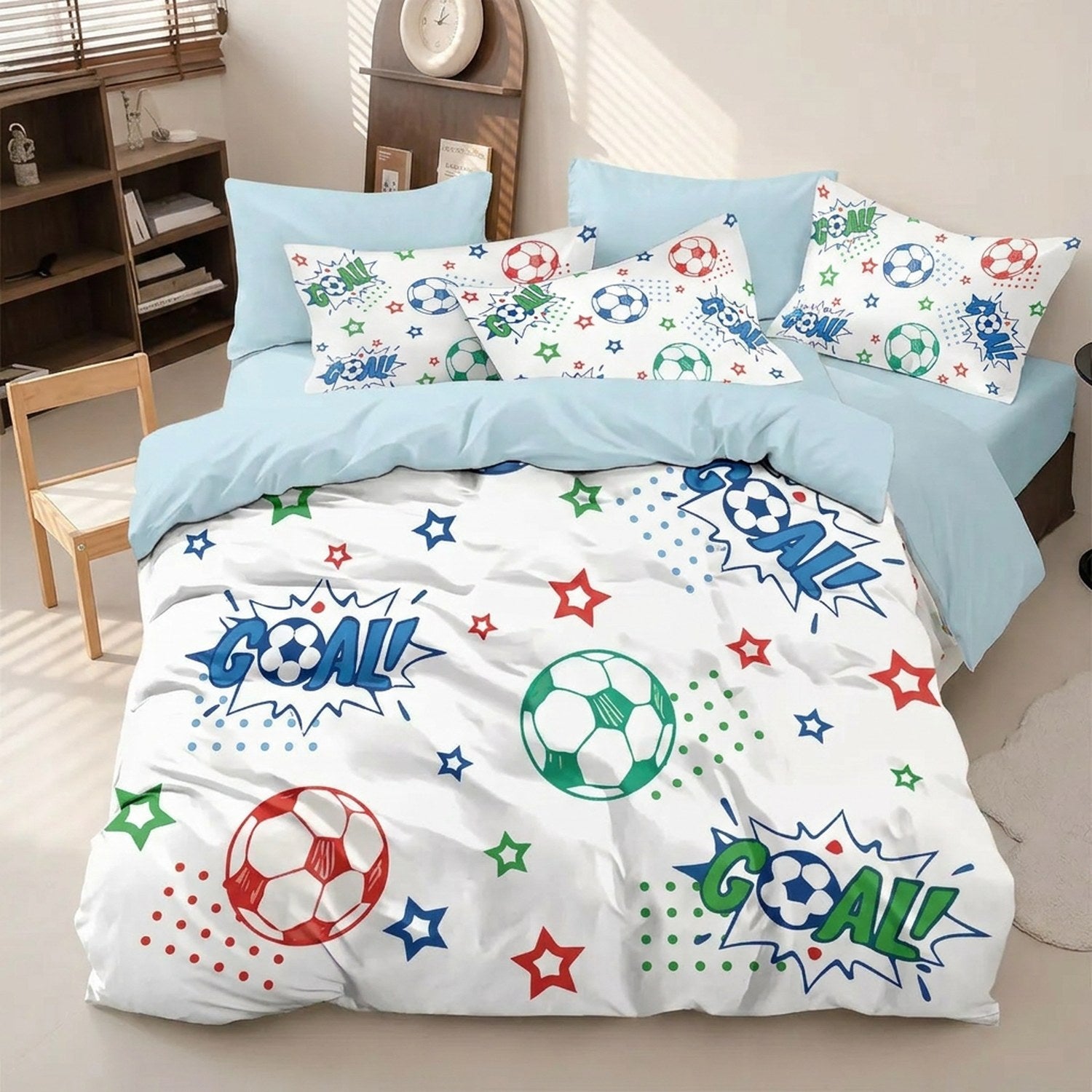 Parure de lit football enfant motif comics GOAL coloré sur un lit d'enfant