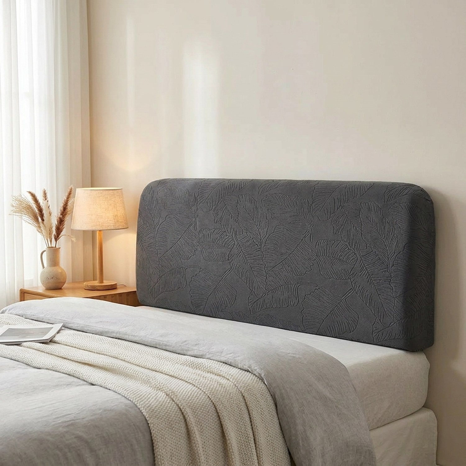 Housse de tête de lit gris foncé en jacquard feuilles dans une chambre lumineuse