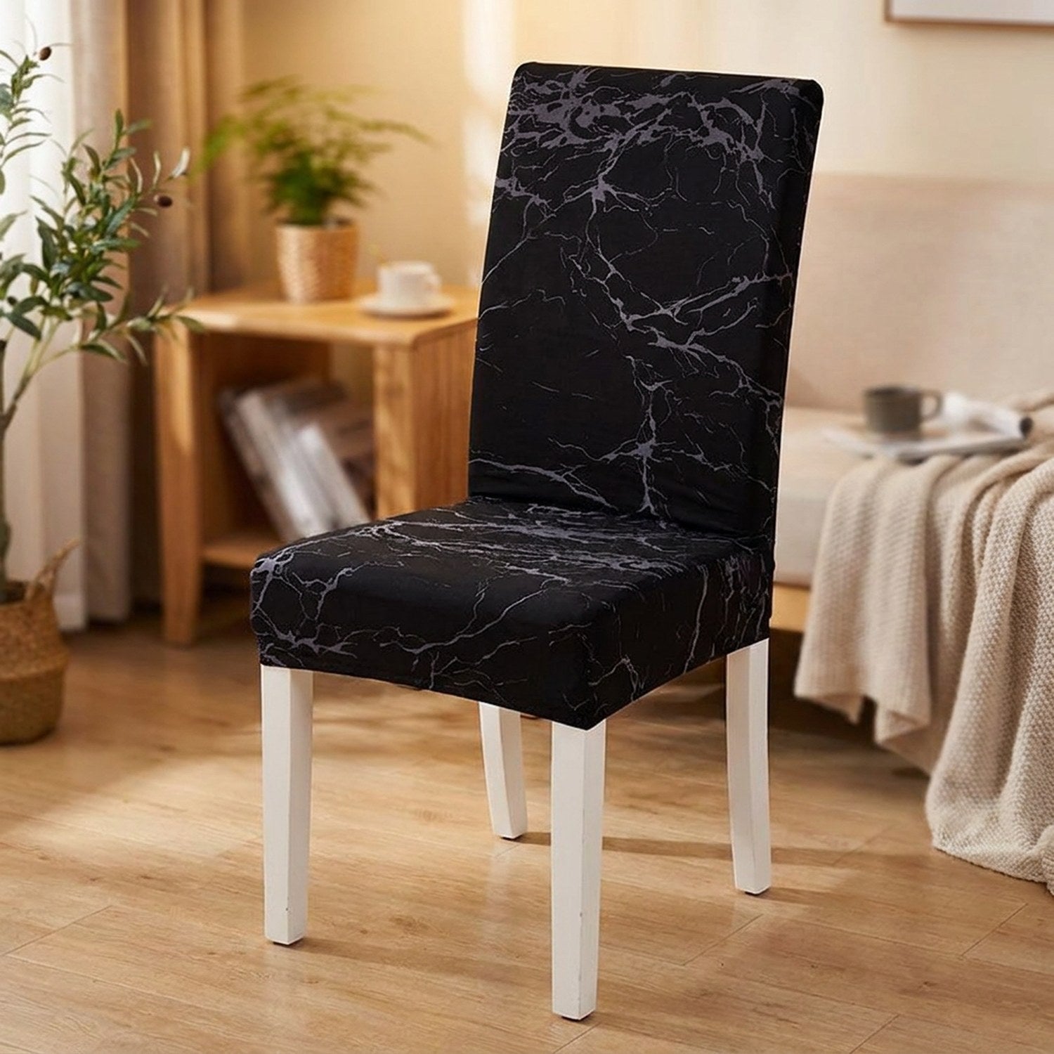 Gros plan sur la housse de chaise extensible marbre noir bien ajustée
