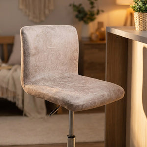 Gros plan sur la housse de chaise de bar beige ajustée montrant la texture aspect daim