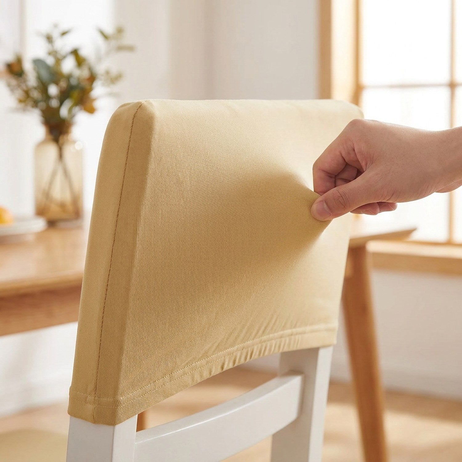 Gros plan sur le tissu extensible d une housse de chaise beige que l on ajuste