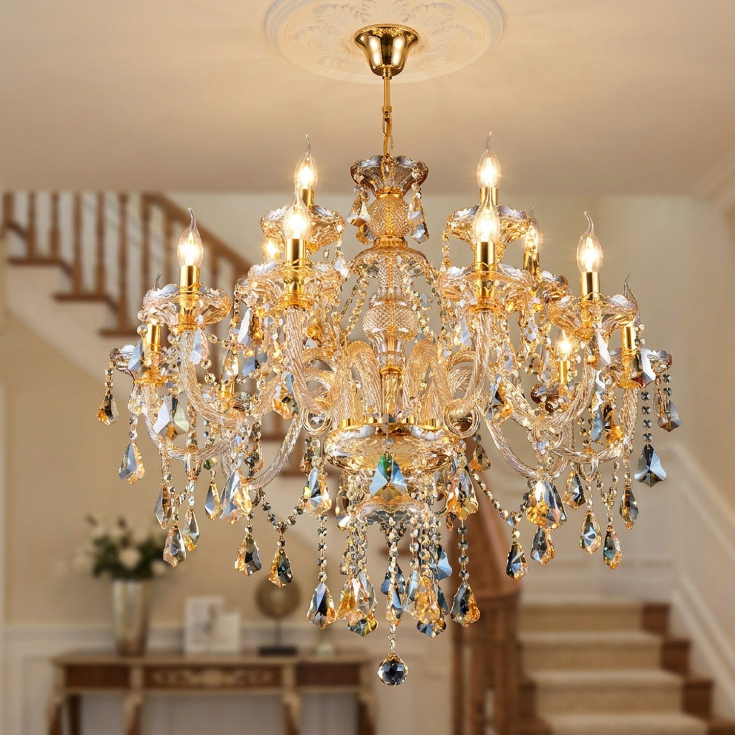 Lustre en cristal K9 doré dans une entrée avec escalier