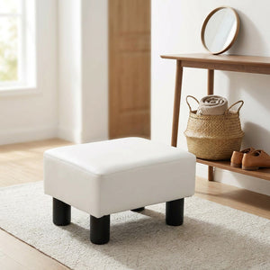 Tabouret repose-pieds blanc dans une entrée moderne près d'une console en bois et d'un panier tressé