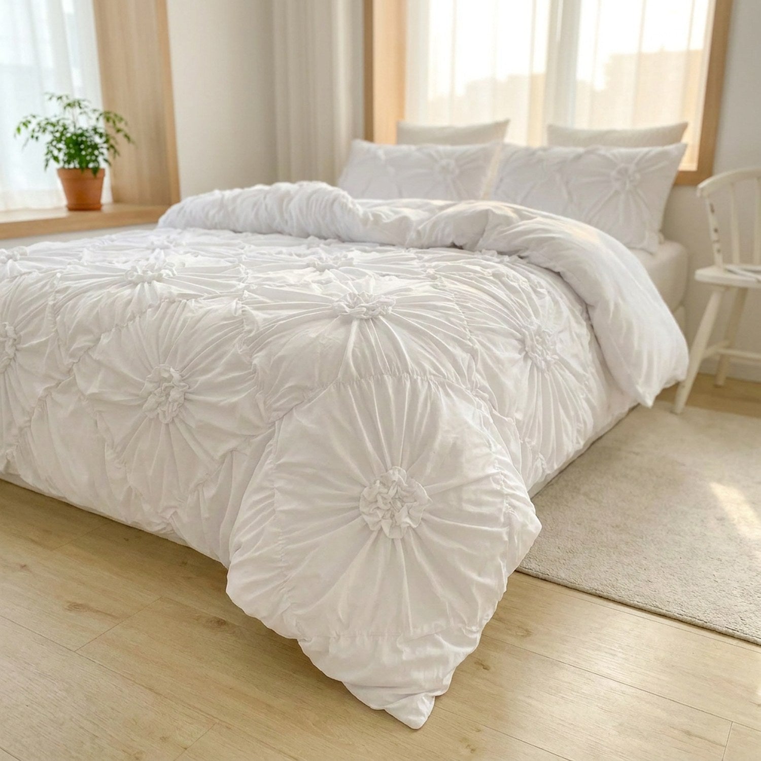 Parure de lit blanche aux fleurs froncées en relief dans une chambre lumineuse et aérée
