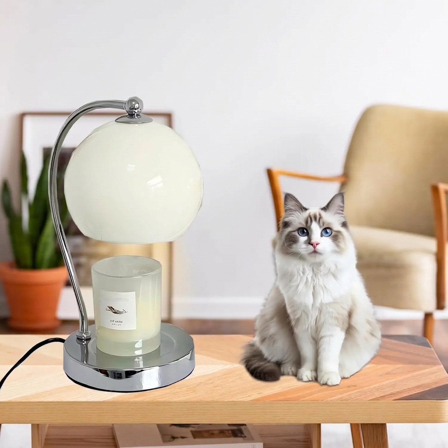 Lampe chauffe-bougie blanche posée sur une table avec un chat
