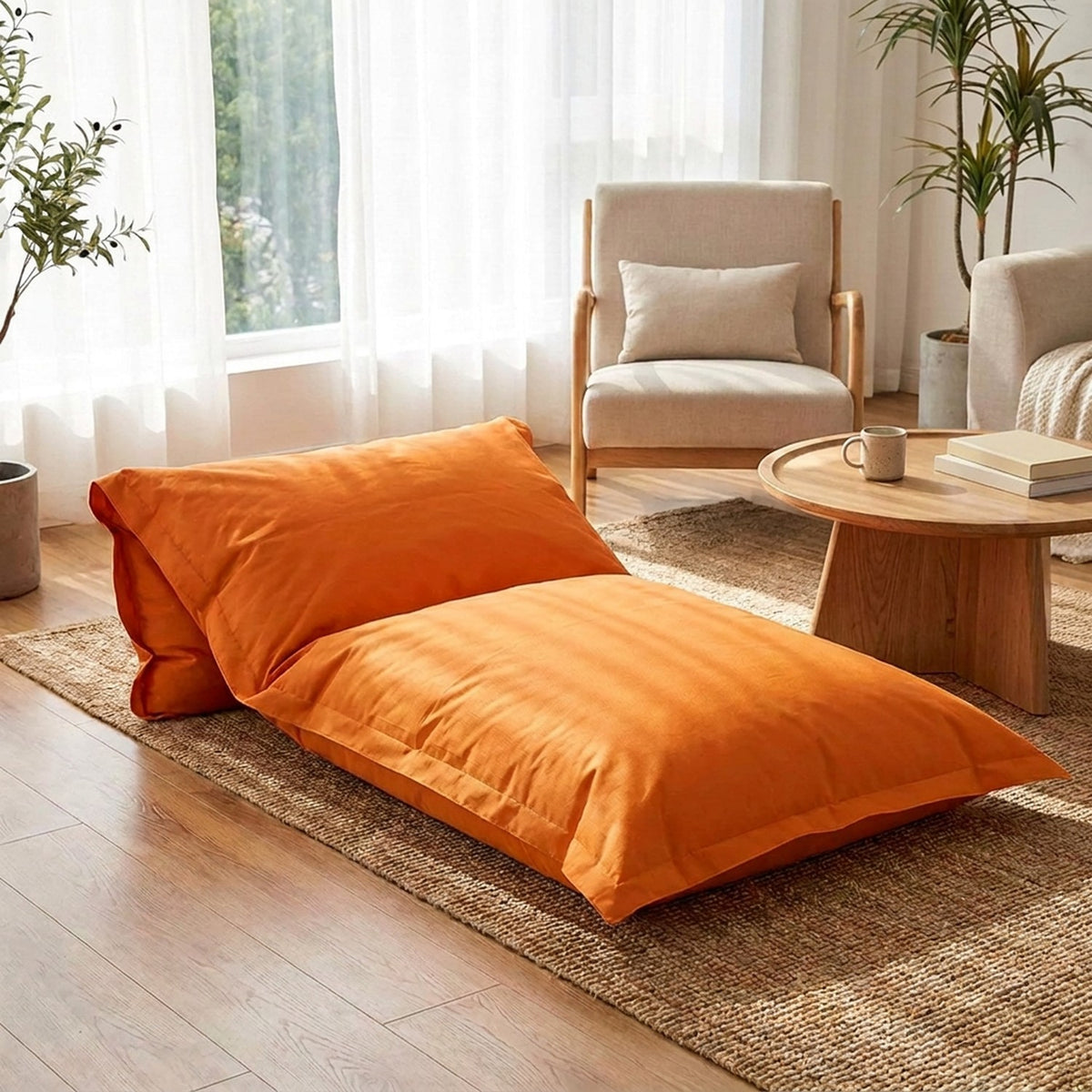 Pouf géant orange utilisé comme fauteuil dans un salon