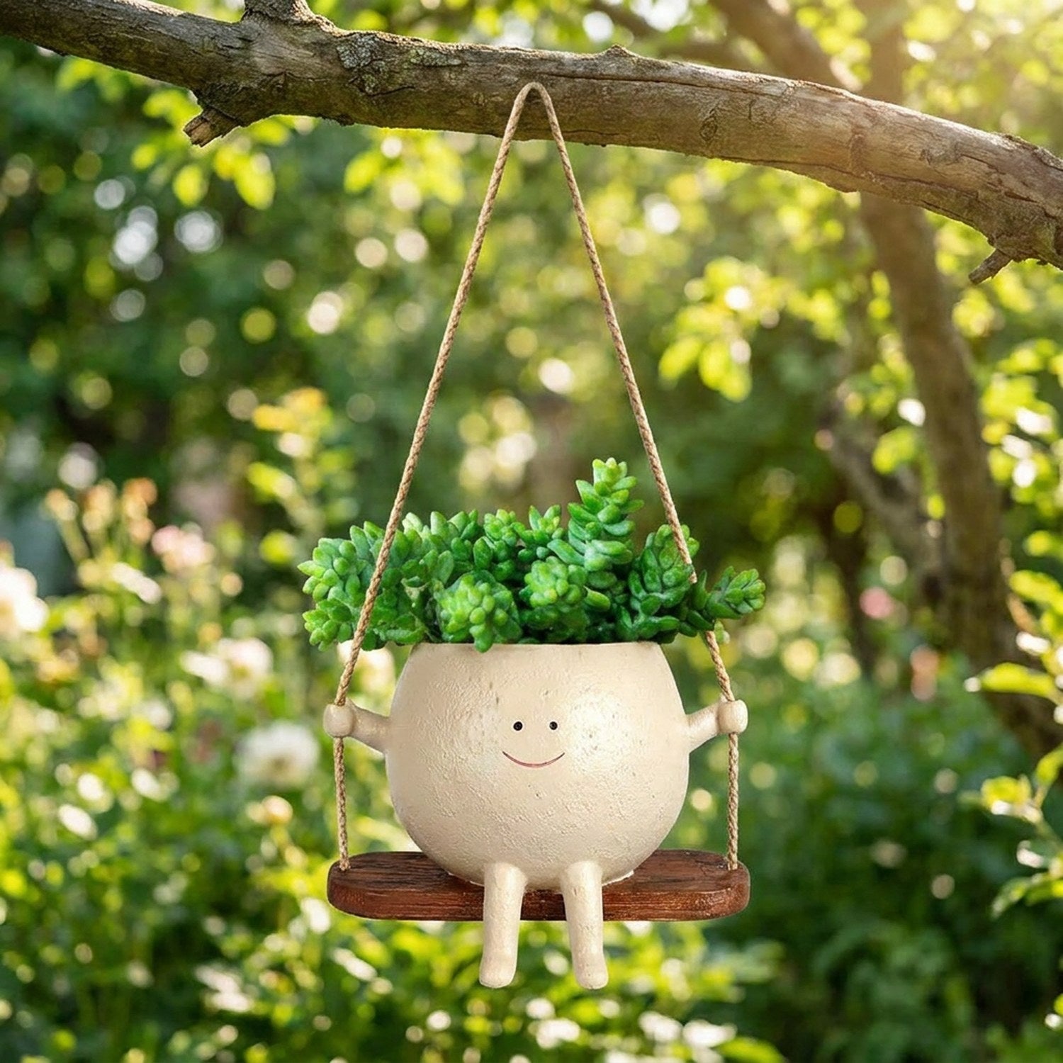 Pot de fleurs suspendu visage souriant accroché à une branche d'arbre dans un jardin ensoleillé