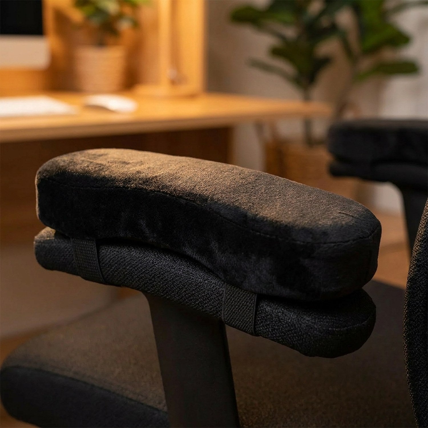 Gros plan sur la texture douce du coussin d'accoudoir en mousse à mémoire