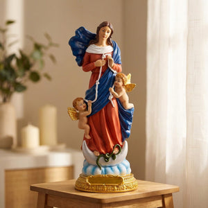 Statue religieuse de Marie et des angelots dans un coin de prière baigné de lumière douce