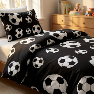 Gros plan sur le motif ballon de football et la taie d'oreiller assortie