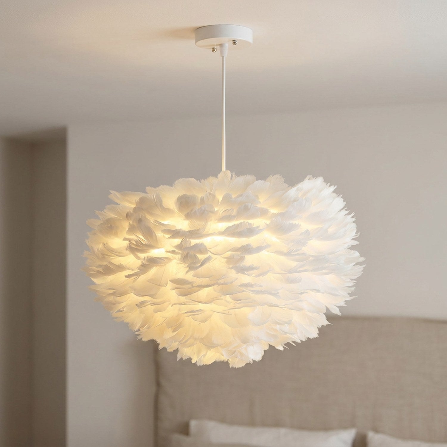 Détail de la suspension boule en fausses plumes blanches allumée
