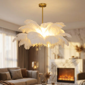 Lustre en plumes d'autruche allumé dans un salon élégant avec cheminée