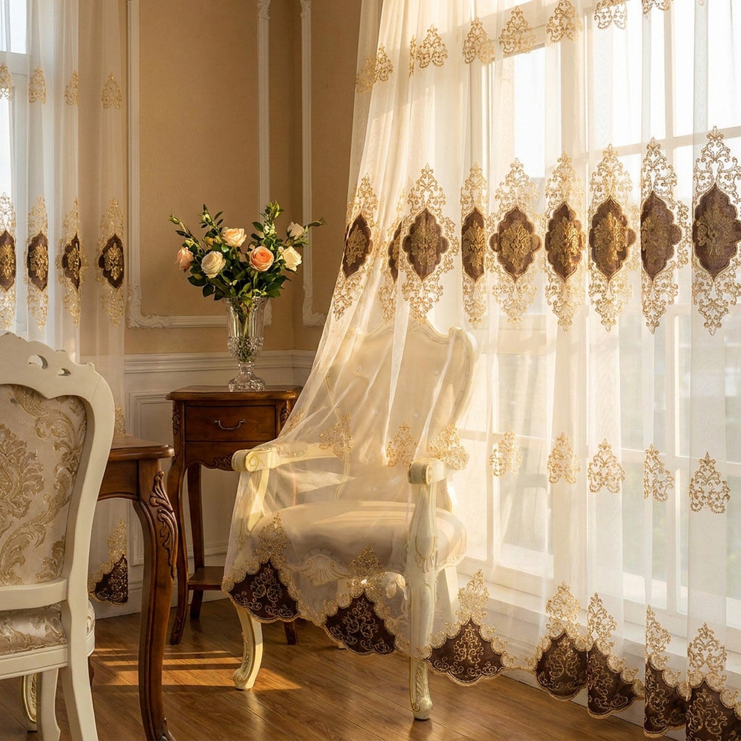 Rideau voilage brodé doré près d'une chaise classique et d'un bouquet de fleurs