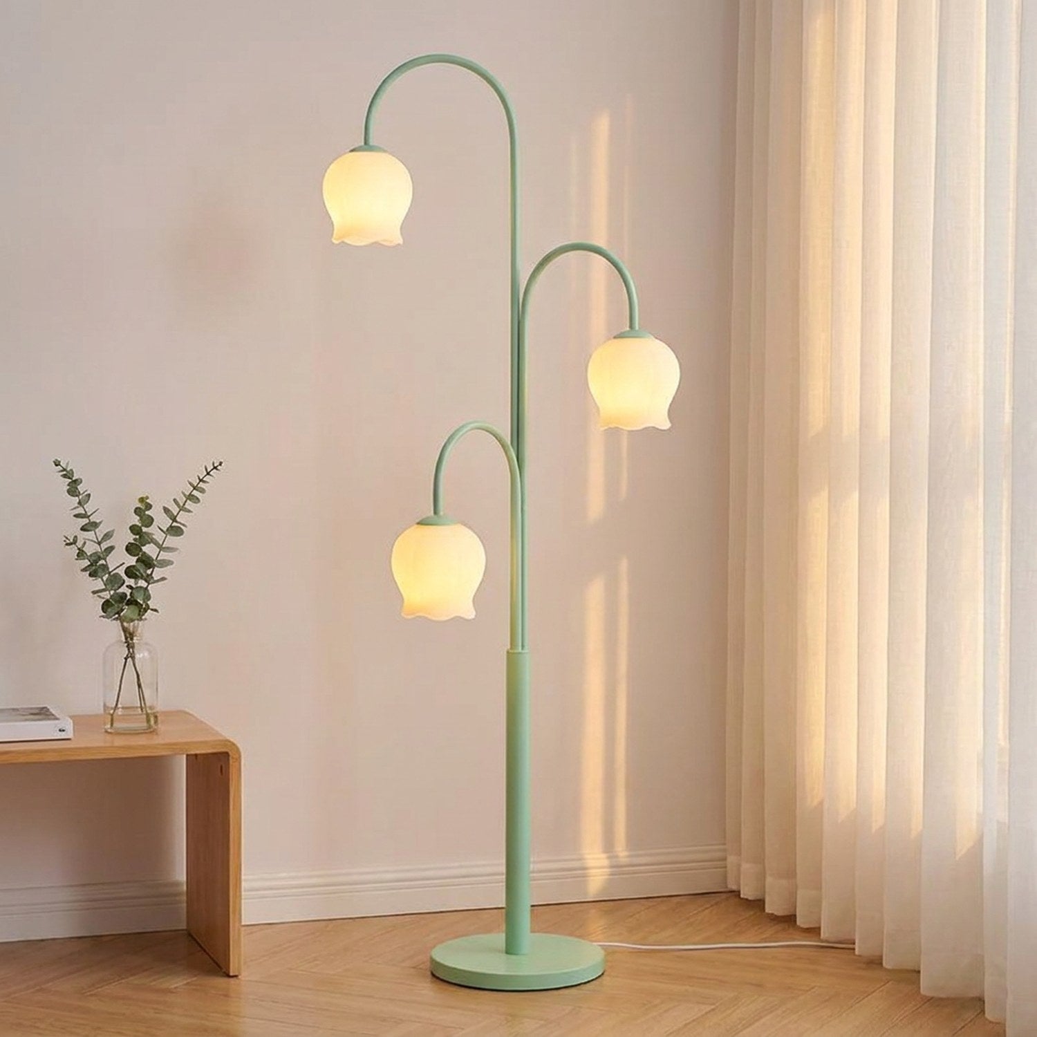 Lampadaire muguet dans un coin salon féminin à la lumière dorée