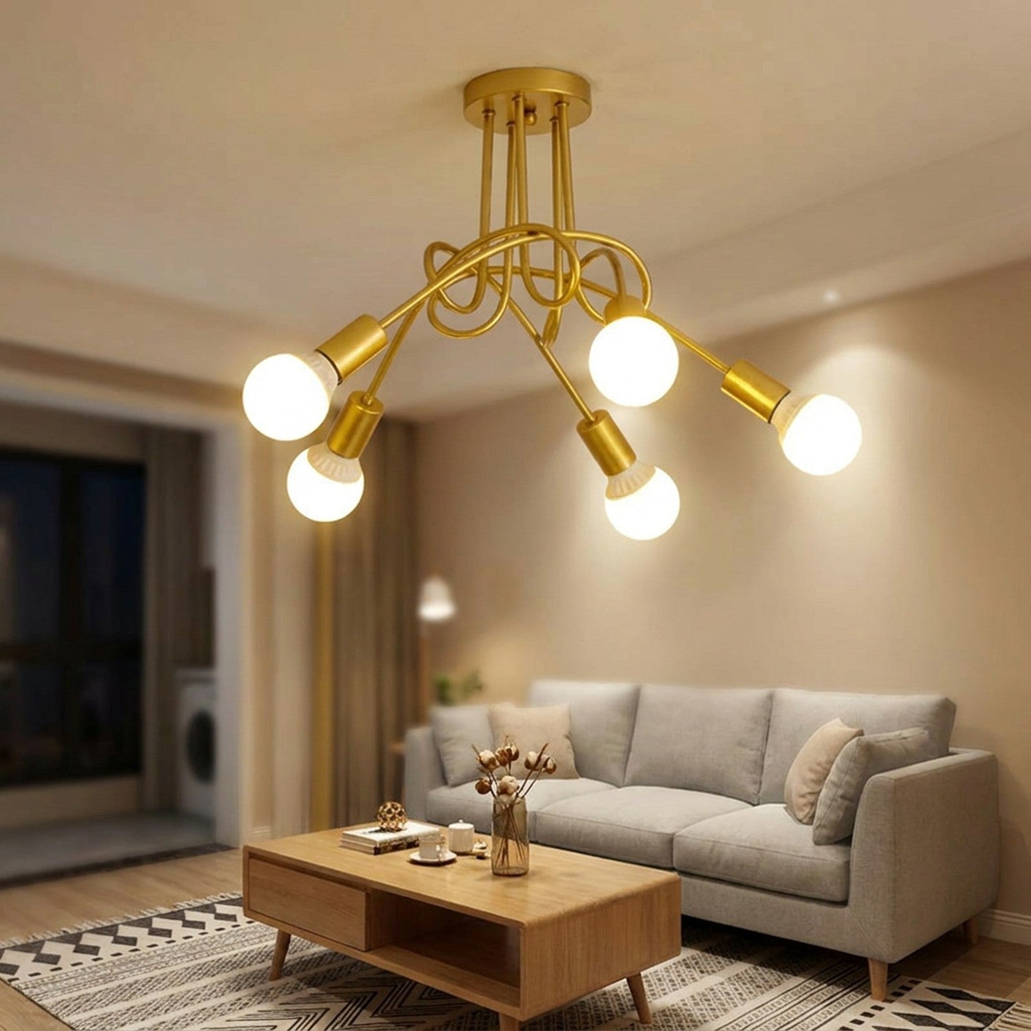 Lustre rétro doré 5 bras torsadés installé dans un salon moderne
