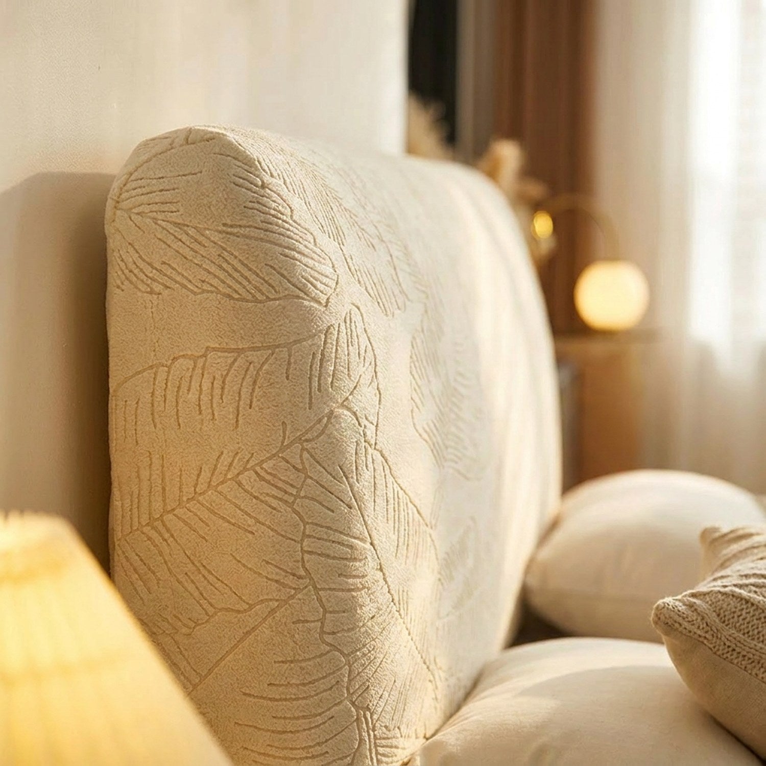 Gros plan sur le motif feuilles en relief du tissu jacquard beige