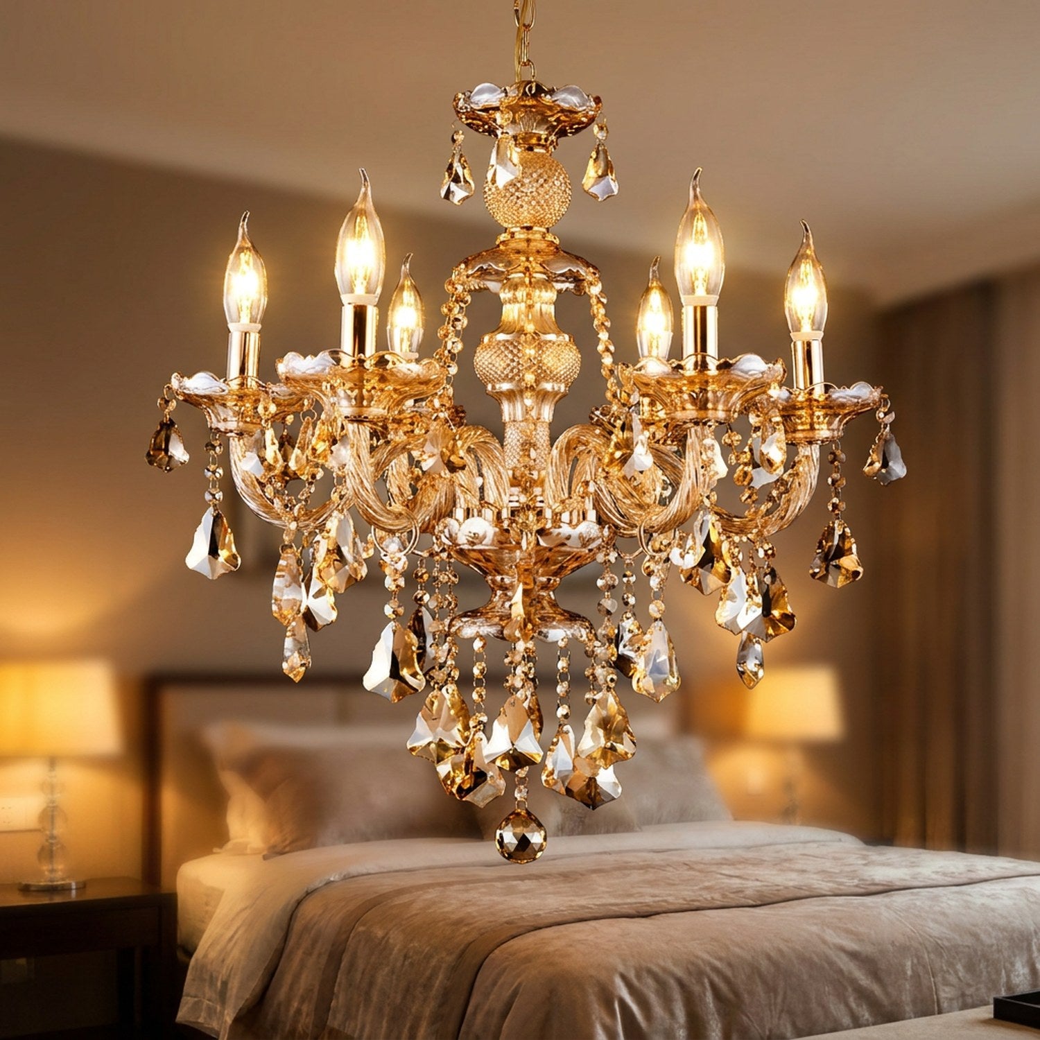Lustre en cristal K9 doré au-dessus d'un lit dans une chambre chaleureuse