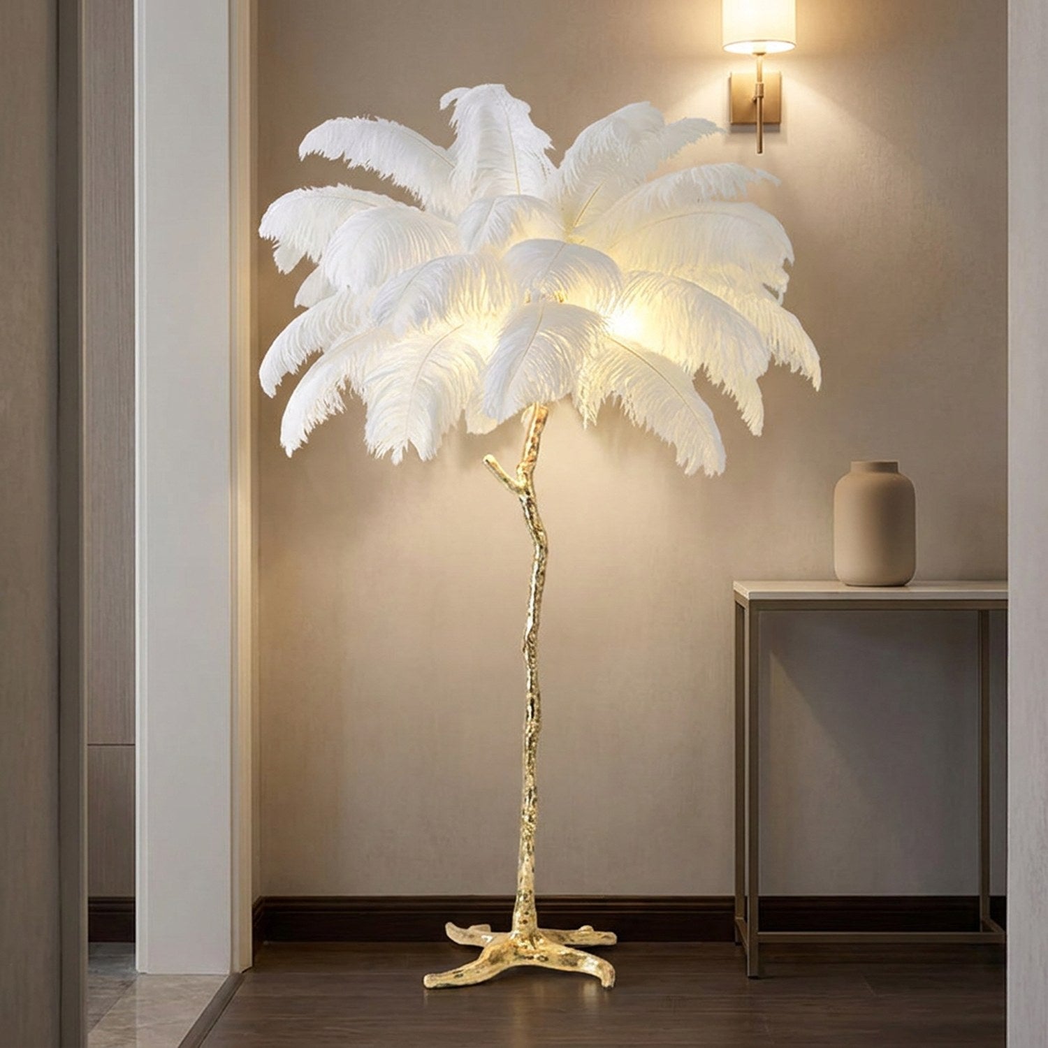 Lampadaire en plumes d'autruche dans une entrée élégante au pied branche doré