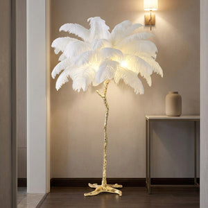 Lampadaire en plumes d'autruche dans une entrée élégante au pied branche doré