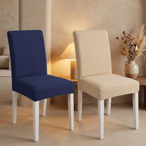 Deux chaises habillées de housses bleu marine et beige dans une salle à manger