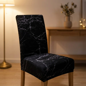 Housse de chaise marbre noir dans un coin de salle à manger chaleureux
