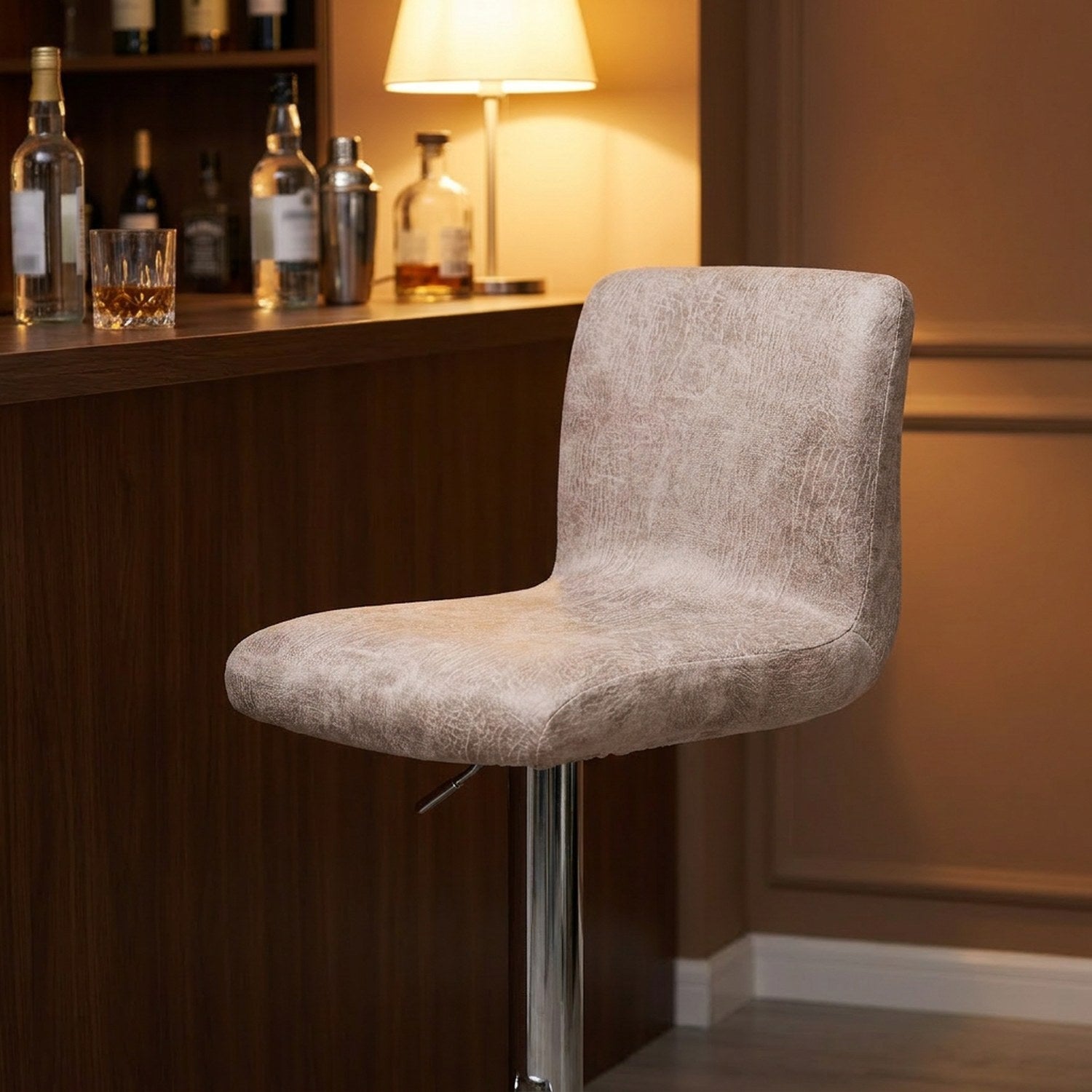 Housse de chaise de bar beige installée dans un coin bar chaleureux en soirée