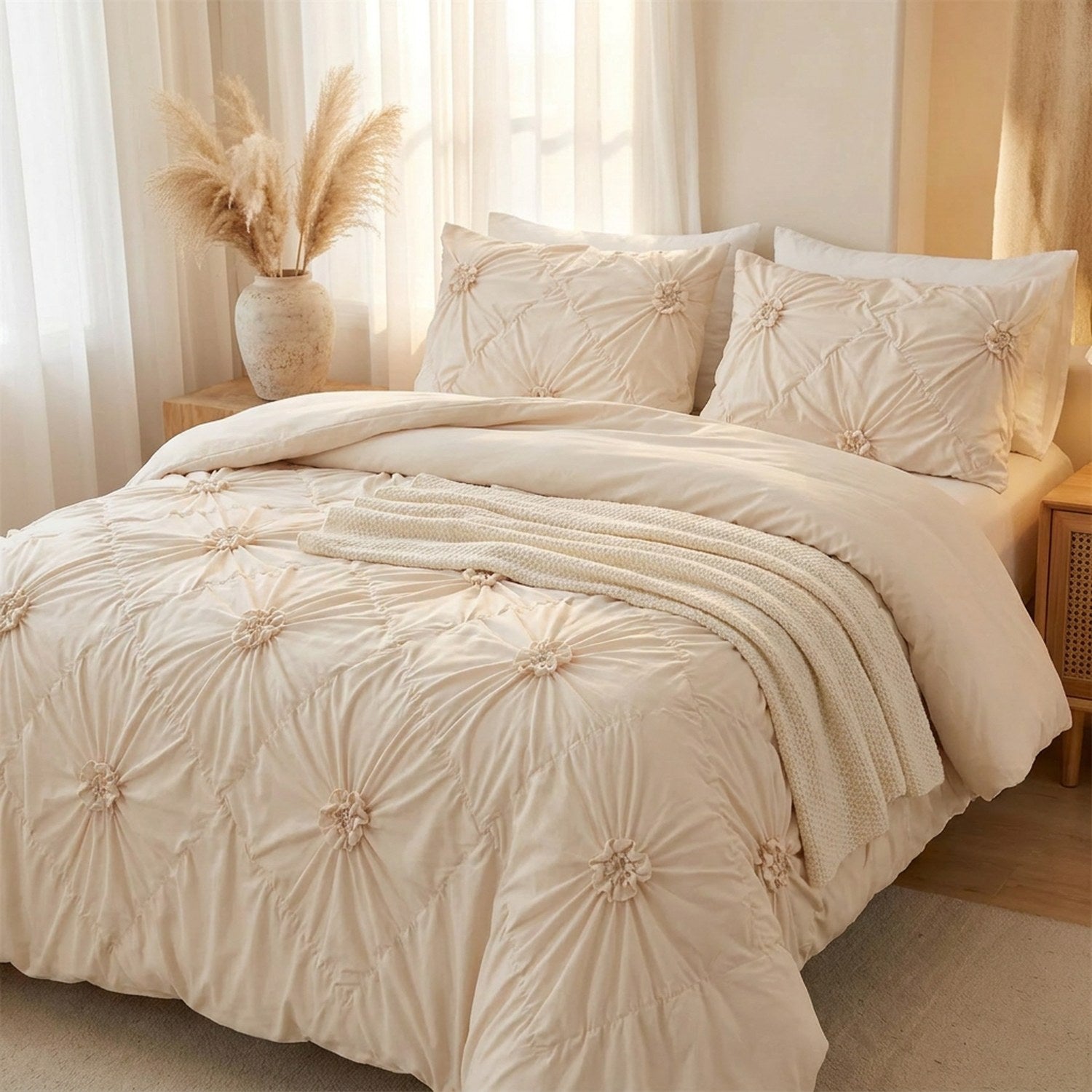 Parure de lit beige texture fleurs froncées dans une chambre douce et romantique