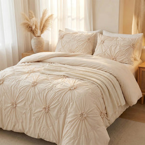 Parure de lit beige texture fleurs froncées dans une chambre douce et romantique