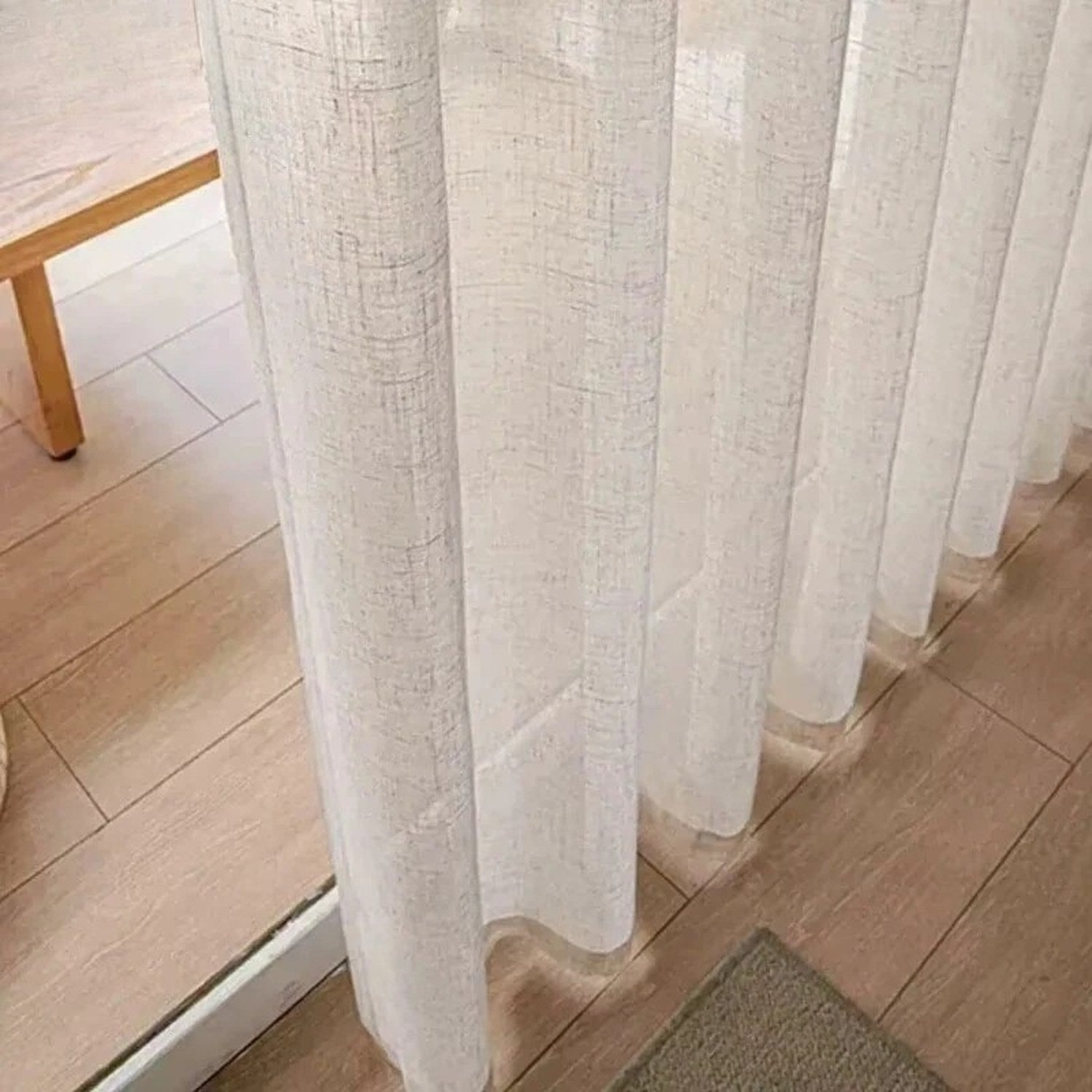 Détail du tissage naturel du voilage tombant au sol
