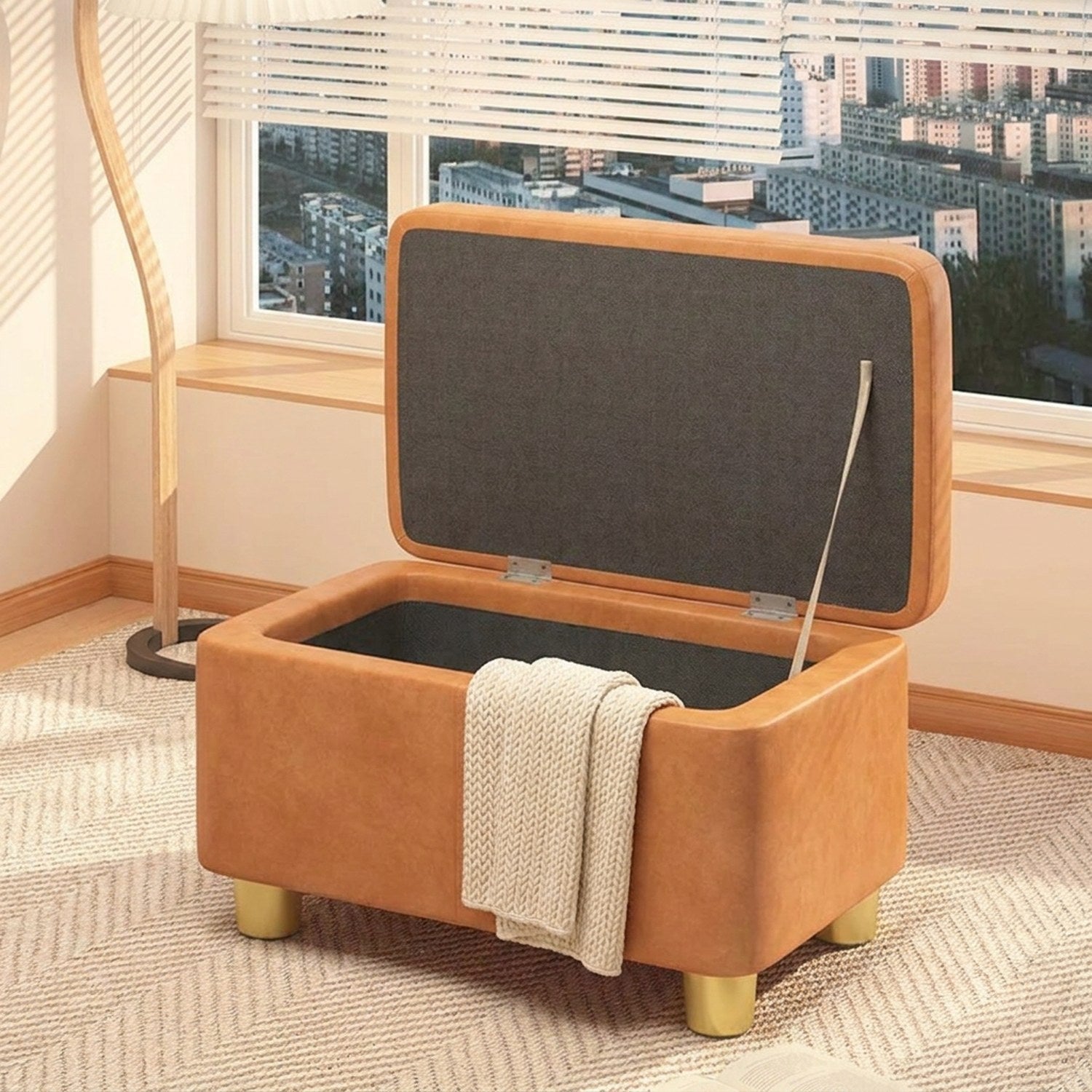 Compartiment de rangement caché ouvert sous l'assise