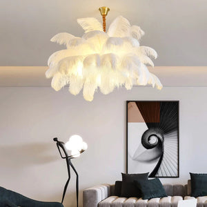 Lustre en plumes d'autruche blanches allumé dans un salon lumineux